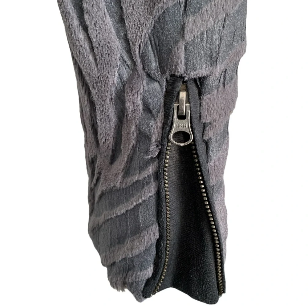 FOREVER 21 Gray Faux Fur Zebra Print Cropped Jacket size small - Picture 4 of 8